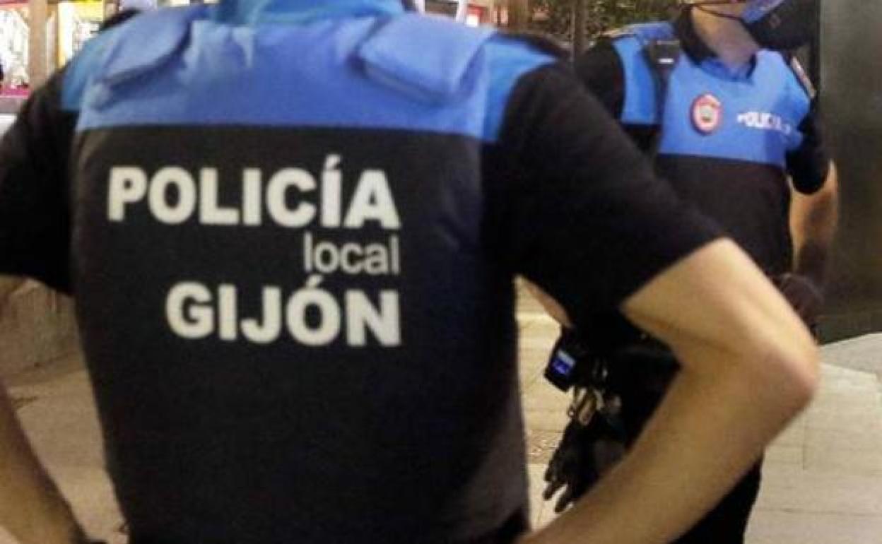 Agentes de la Policía Local de Gijón en una imagen de archivo. 