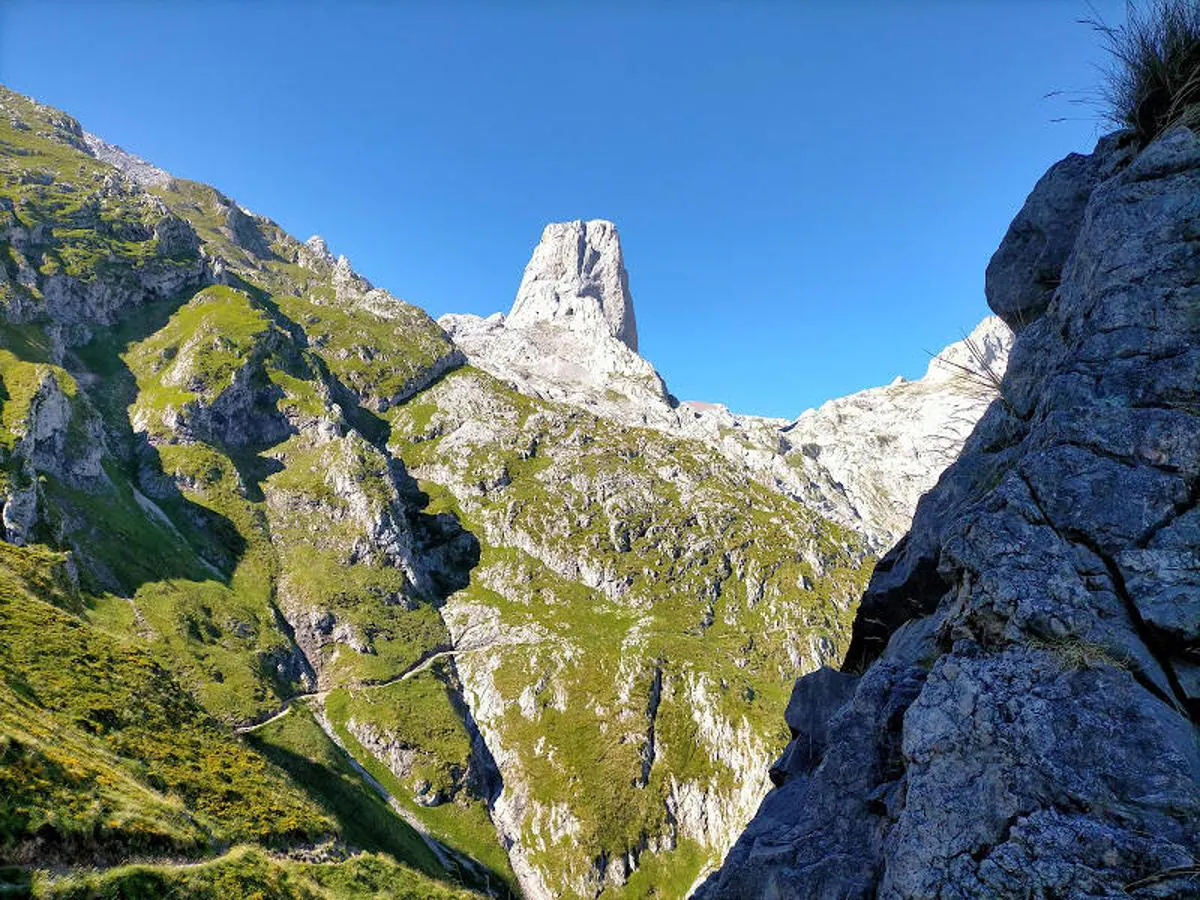 Ruta a la base del Picu Urriellu (Asturias): El Picu Urriellu es uno de los grandes símbolos de Picos de Europa y Asturias, con sus 2.519 m. Una gran e imponente mole caliza junto a la que se encuentra el conocido refugio de Vega de Urriellu, al cual podrás adercarte a través de varias rutas. Una de las más conocidas y más recomendables para los que estén buscando una ruta sin excesiva dificultad en Picos de Europa, es la que asciende desde los pies del Collado de Pandébano por pista desde el bonito pueblo de Sotres, para después seguir las indicaciones 'Pandébano/Refugio Vega de Urriellu.