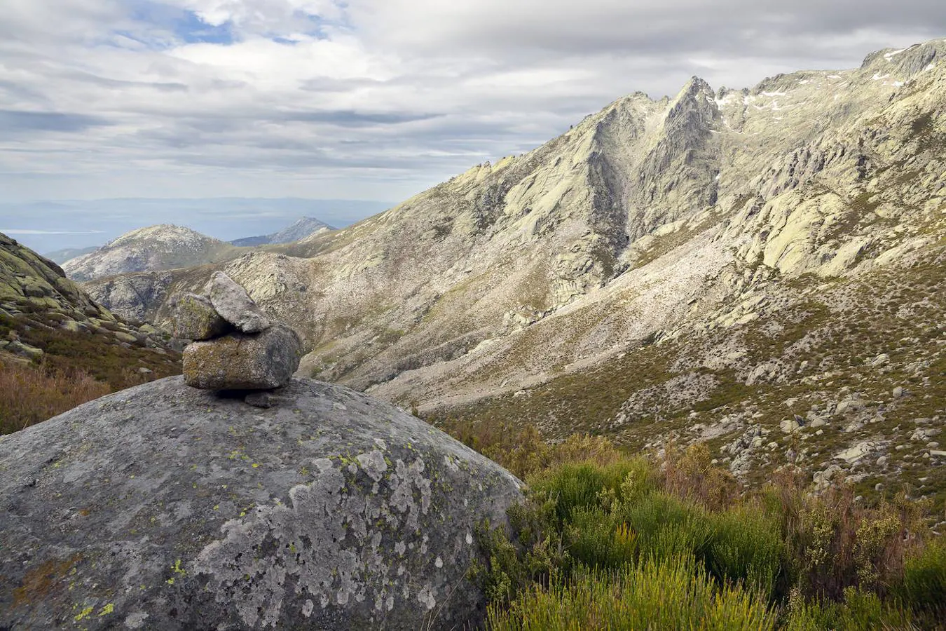 Carril de los Galayos (Ávila): El Carril de Los Galayos que podrás encontrar en plena Sierra de Gredos, es una de las rutas más bonitas que podrás encontrar en esta sierra. Una caminata repleta de las mejores panorámicas y de imponentes pináculos graníticos que sin duda harán que el esfuerzo merezca la pena. Una ruta de dificultad media-alta, en la que tendrás que superar un desnivel de unos 900 m y que podrás comenzar desde la localidad de Guisando en Ávila y concretamente desde la Plataforma Nogal del Barranco.