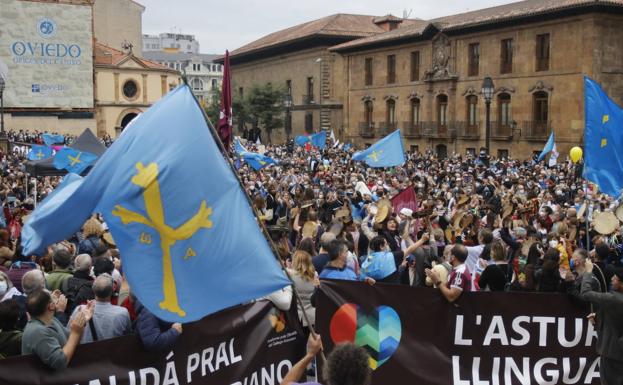 Asistentes a la concentración por la oficialidad de la llingua celebrada en Oviedo.