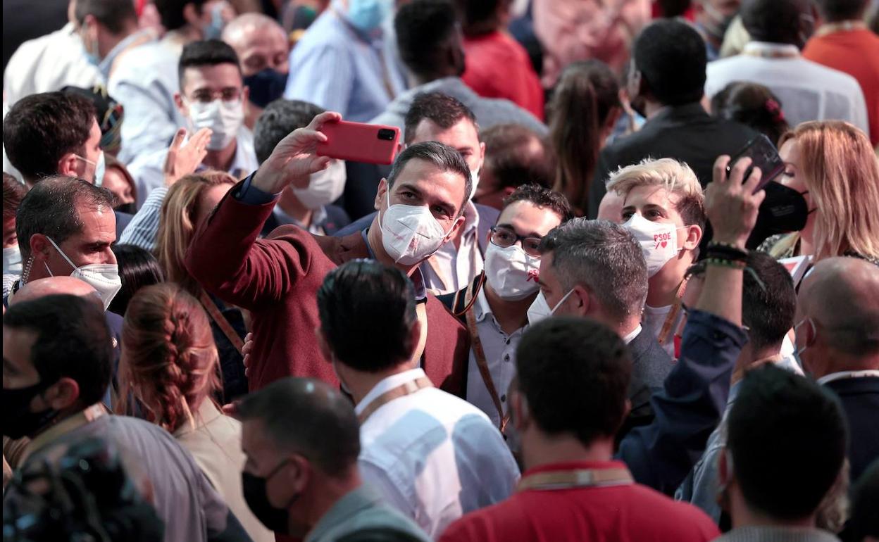 Sánchez se hace un selfie junto a varios militantes y compromisarios.