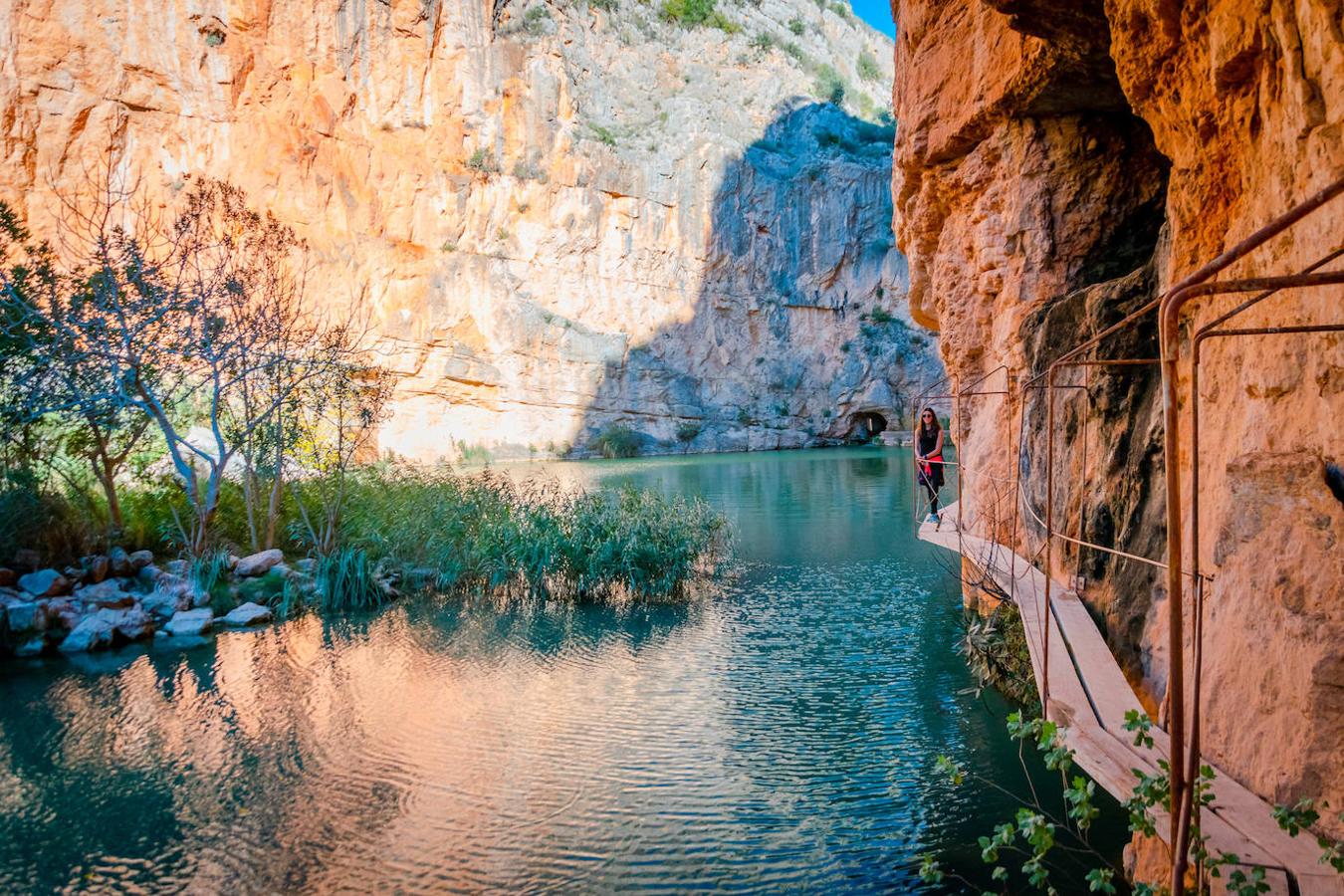 Hoces del Turia (Valencia): Esta es otra de esas rutas que en los últimos años ha conseguido hacerse especialmente popular por lo sencillo de su recorrido y también por lo bien señalizada que se encuentra. Esta senda recorre la ribera del Turia, siguiendo el mismo cauce del río y para hacerla puede partirse desde el embalse de Loriguilla y siguiendo la senda circular durante unos 8 km.