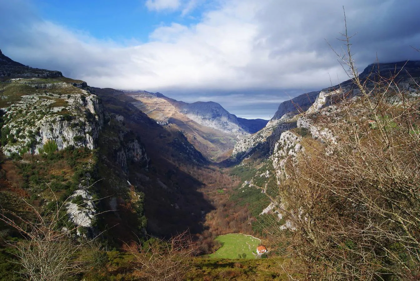 Camino de Valdeasón (Cantabria): Esta ruta de unos 10 km discurre por la comarca del Asón y paralela entre la carretera de Arredondo y con final en la cascada de Cailaguna con sus 70 metros de caida. Praderías, cabañas de ganado típicas, bosques de hayas y un salto de agua que conseguirá dejarte sin palabras, son algunos de los tesoros que te esperan en esta ruta por tierras cántabras.