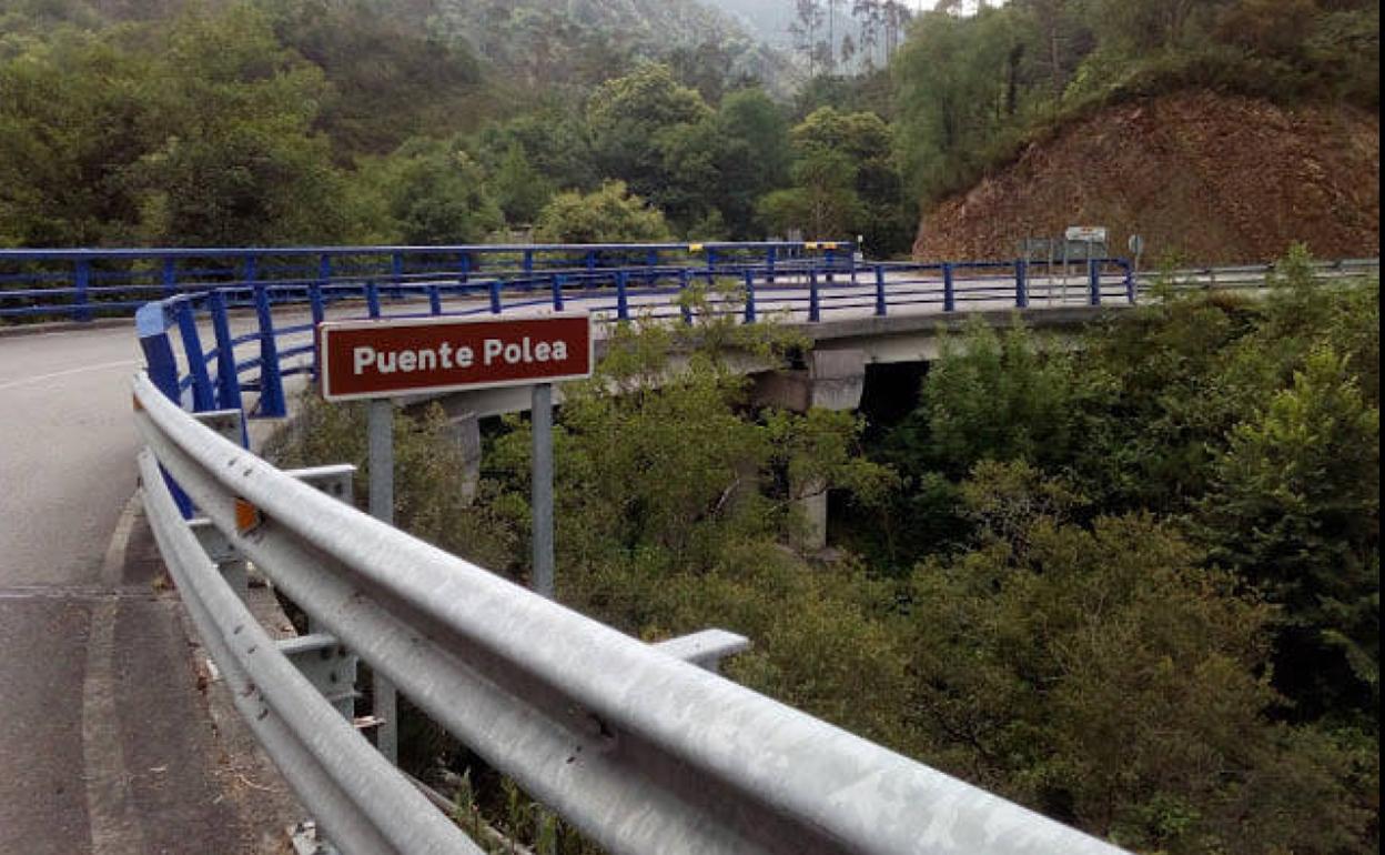 Carretera AS-35, que une Villayón y Boal, a su paso por el arroyo Polea, donde no se acometerán mejoras.