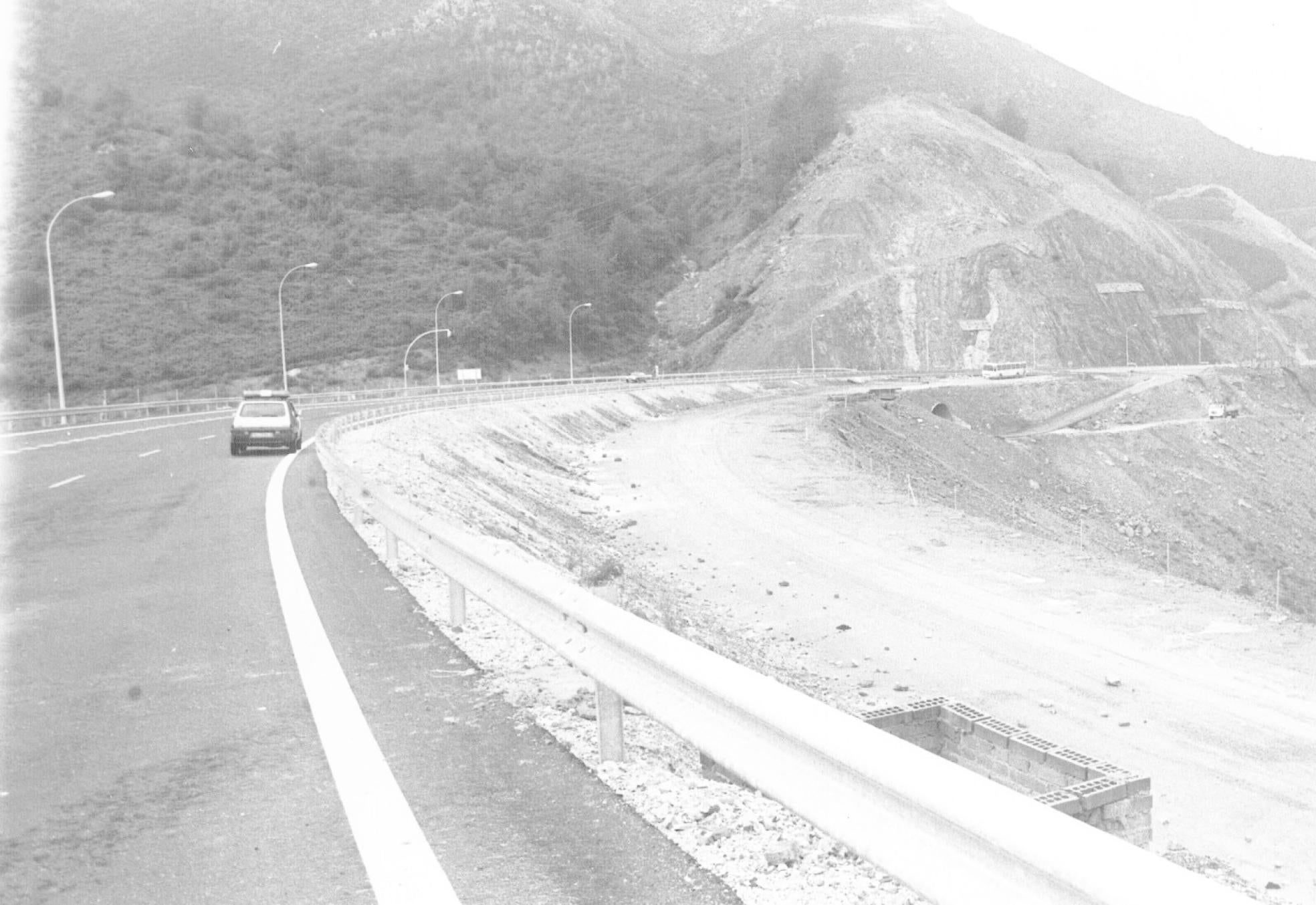 Primeros vehículos que utilizaron la autopista, el 11 de agosto de 1983. 