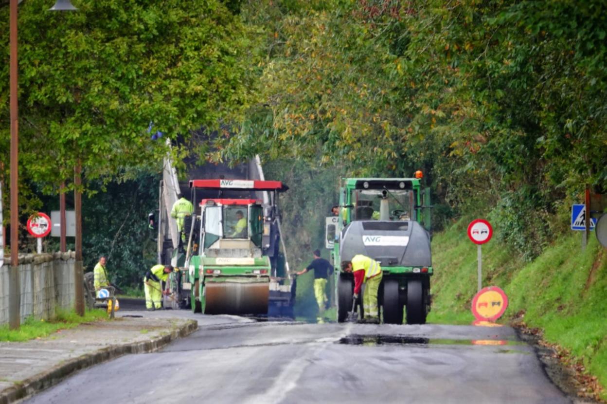Obras de reparación del tramo urbano de la N-632 en Caravia. 