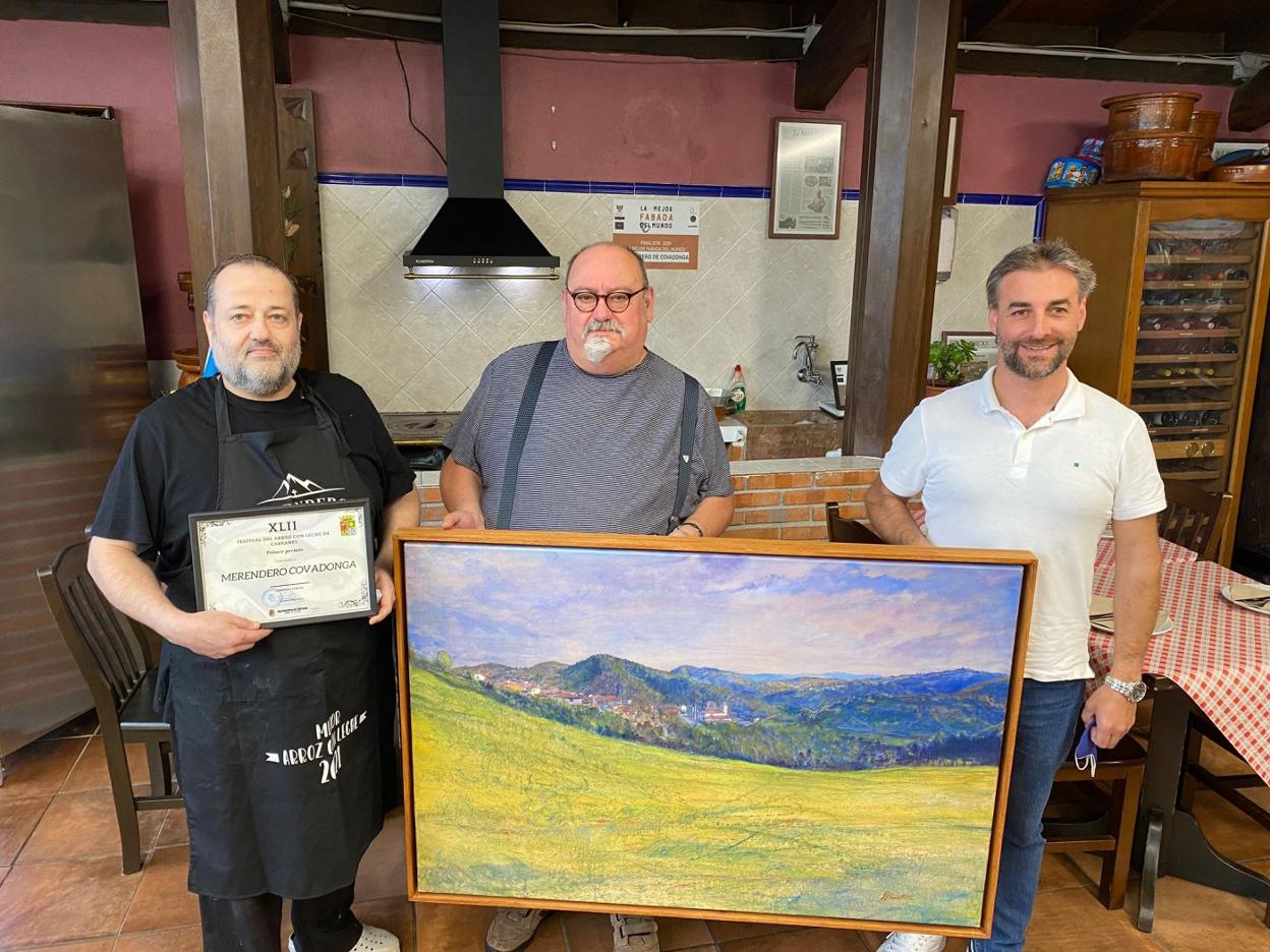 Isidro Martínez, Laureano Corrales y Gerardo Fabián, co el diploma y el cuadro de Santos Monestina. 