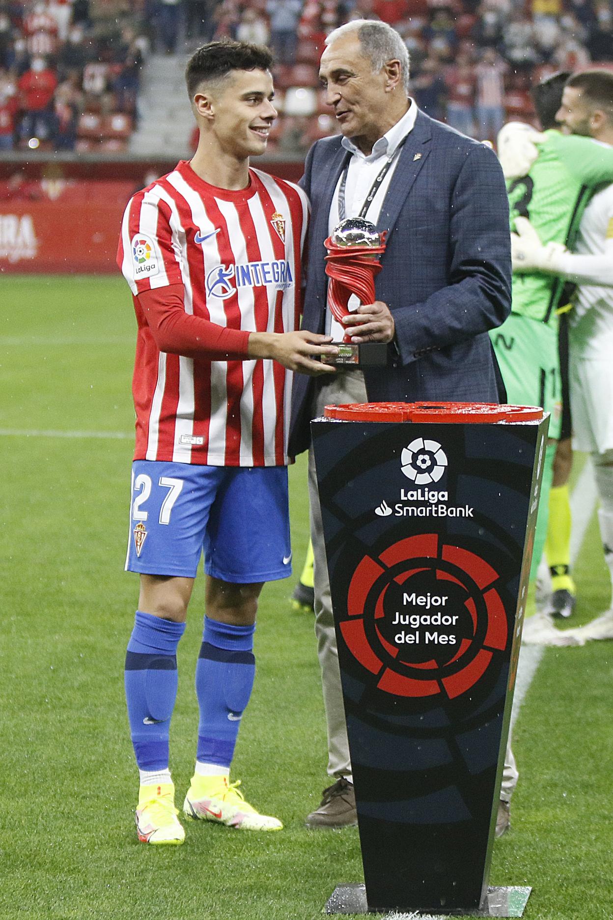 Gaspar recibe de Joaquín el galardón de MVP de Segunda. 