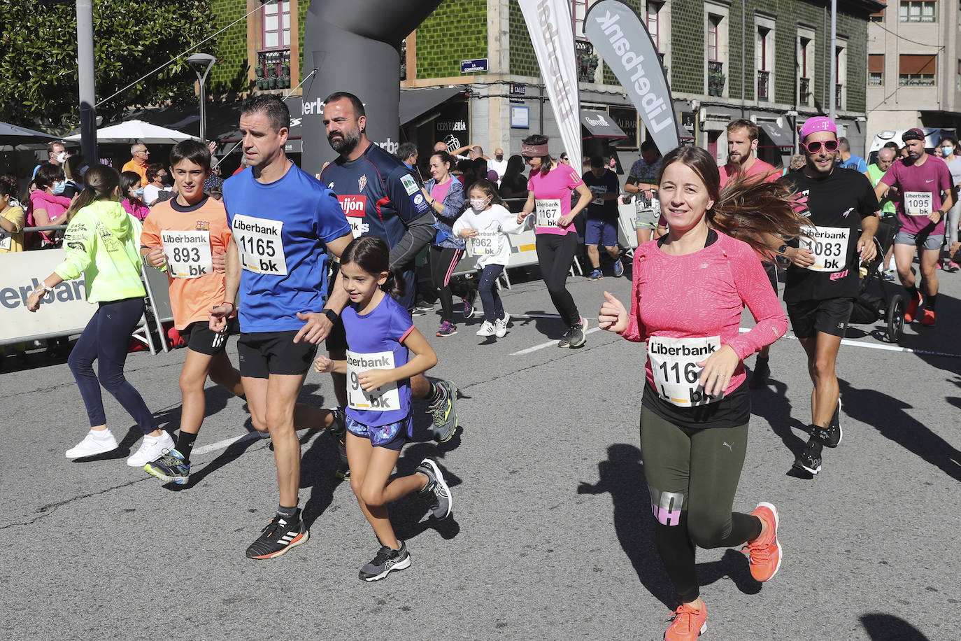 La villa acogió la décima marcha solidaria y carrera mixta contra el cáncer. Cientos de vecinos de todas las edades se convirtieron en ganadores aportando cinco euros destinados a la investigación para luchar contra esta enfermedad. 