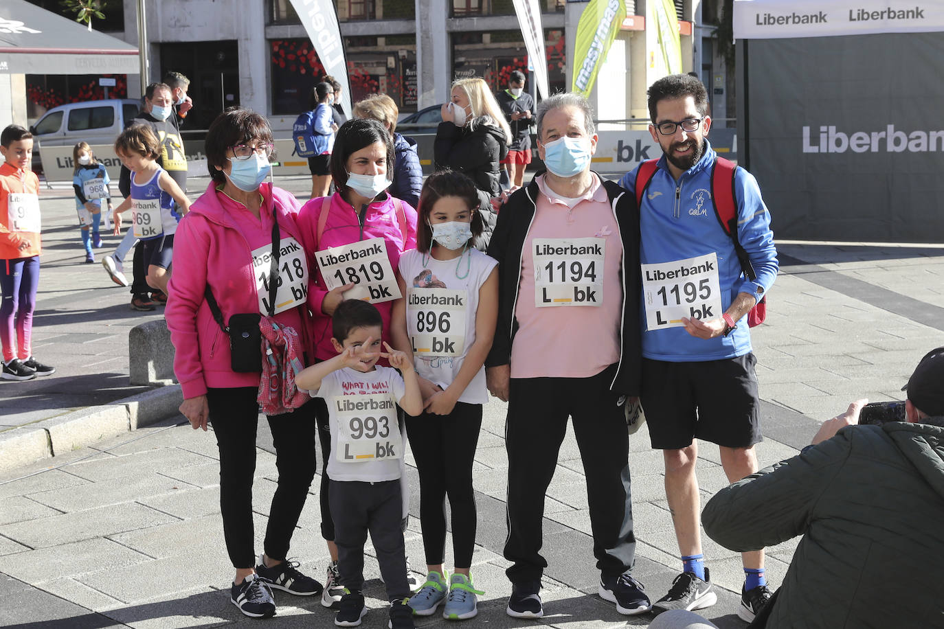 La villa acogió la décima marcha solidaria y carrera mixta contra el cáncer. Cientos de vecinos de todas las edades se convirtieron en ganadores aportando cinco euros destinados a la investigación para luchar contra esta enfermedad. 