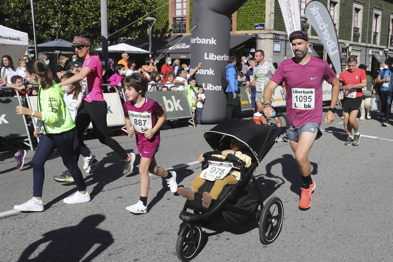 La villa acogió la décima marcha solidaria y carrera mixta contra el cáncer. Cientos de vecinos de todas las edades se convirtieron en ganadores aportando cinco euros destinados a la investigación para luchar contra esta enfermedad. 