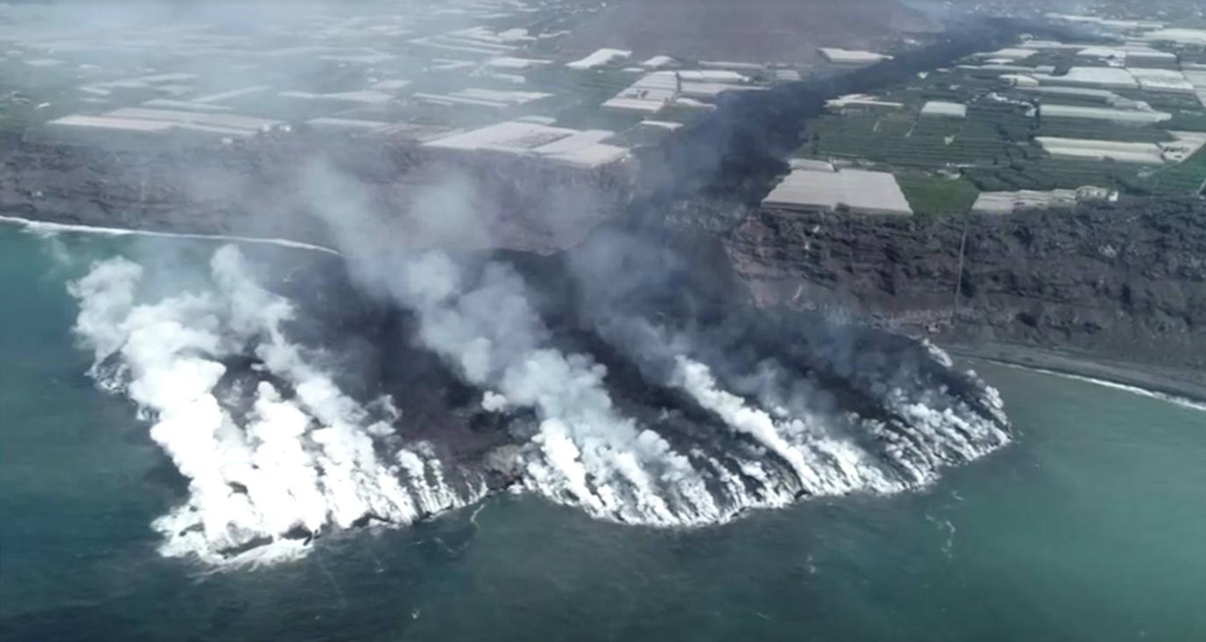 El volcán de La Palma continúa en erupción tras un mes de actividad. Su fuerza sigue arrasando plantaciones agrícolas con una nueva boca en el área del cono principal, que expulsa gran cantidad de cenizas y lava, además de provocar numerosos temblores. 