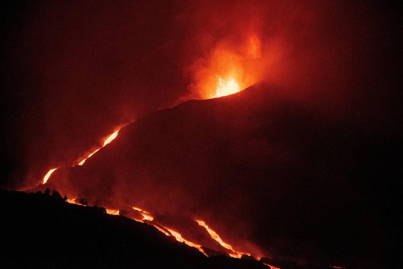 El volcán de La Palma continúa en erupción tras un mes de actividad. Su fuerza sigue arrasando plantaciones agrícolas con una nueva boca en el área del cono principal, que expulsa gran cantidad de cenizas y lava, además de provocar numerosos temblores. 