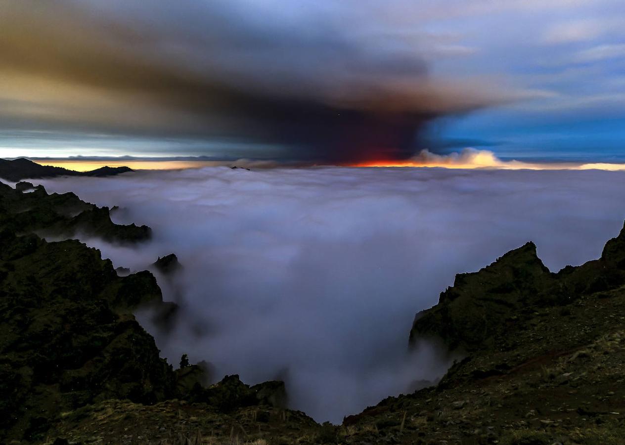 El volcán de La Palma continúa en erupción tras un mes de actividad. Su fuerza sigue arrasando plantaciones agrícolas con una nueva boca en el área del cono principal, que expulsa gran cantidad de cenizas y lava, además de provocar numerosos temblores. 