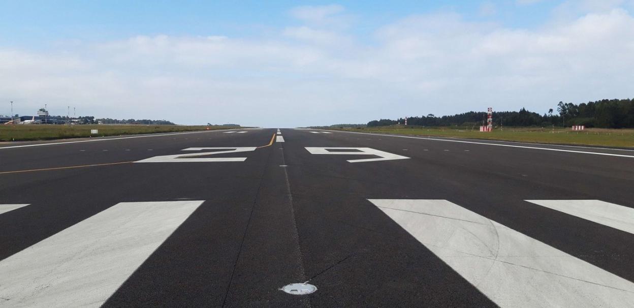 Cabecera 29, la que da a la vaguada de Santa María del Mar, de la pista del aeropuerto de Asturias. 