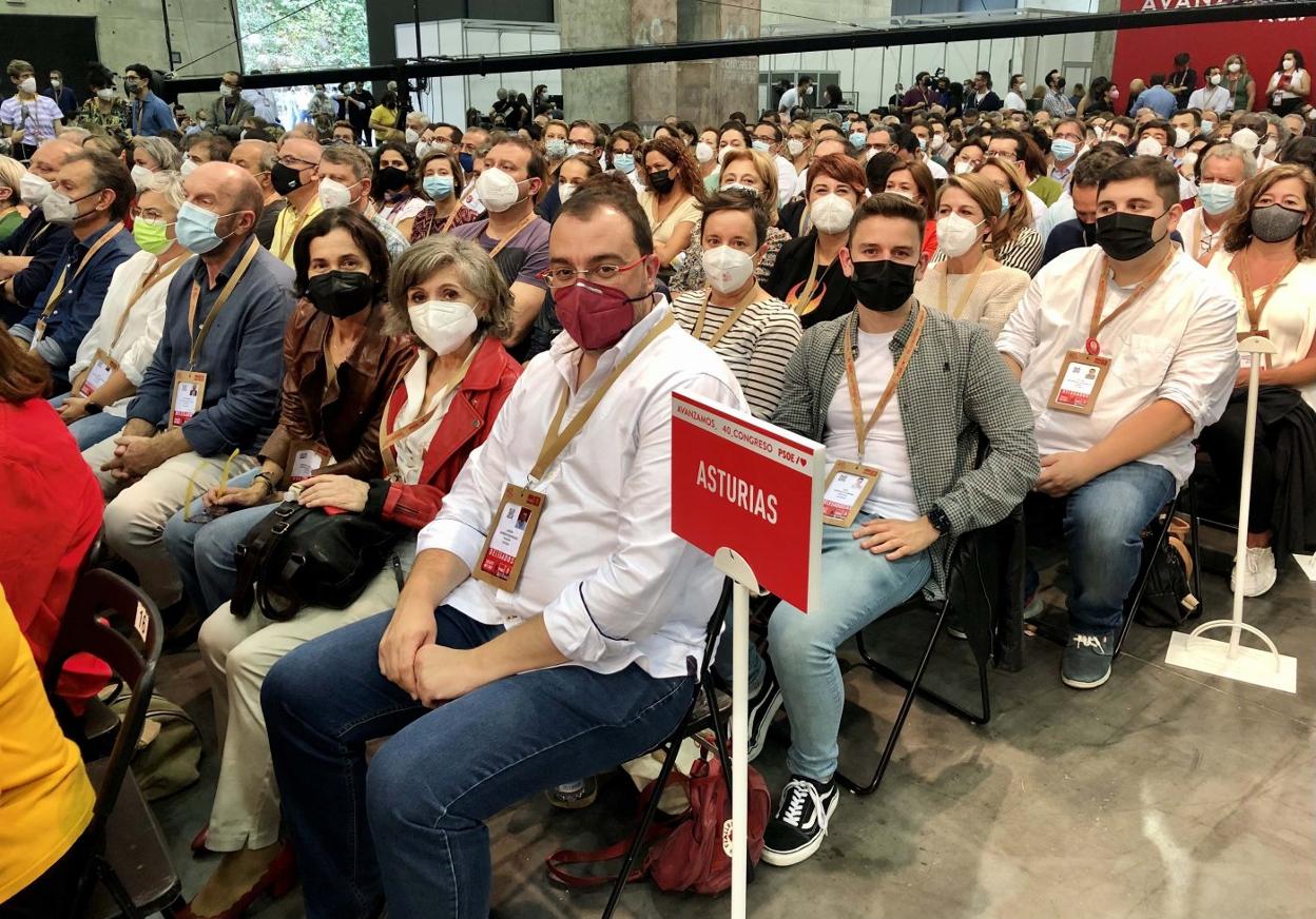 Adrián Barbón, a la derecha, junto a María Luisa Carcedo, Dolores Carcedo, Juan Cofiño y Ana González y el resto de delegados asturianos que participaron en el 40 Congreso Federal del PSOE, que ayer finalizó. 