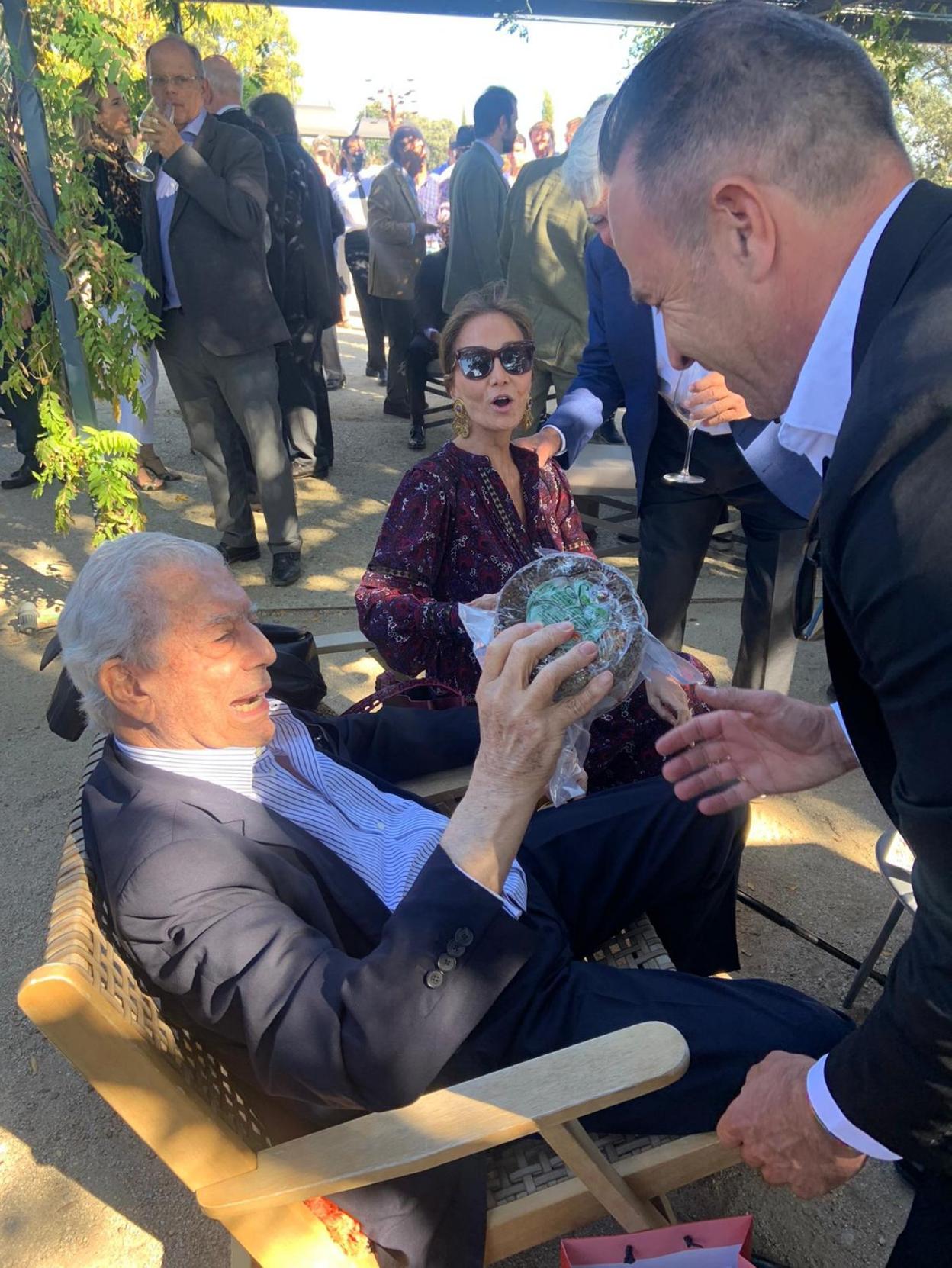 Favila Quintana entrega el queso a Vargas Llosa e Isabel Preysler. 