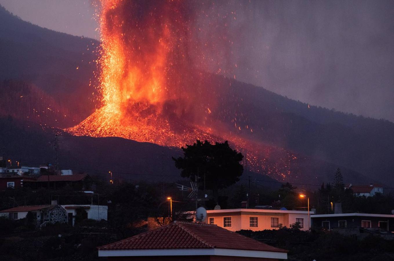 El volcán de La Palma continúa en erupción tras un mes de actividad. Su fuerza sigue arrasando plantaciones agrícolas con una nueva boca en el área del cono principal, que expulsa gran cantidad de cenizas y lava, además de provocar numerosos temblores. 