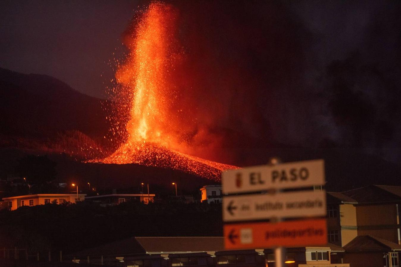 El volcán de La Palma continúa en erupción tras un mes de actividad. Su fuerza sigue arrasando plantaciones agrícolas con una nueva boca en el área del cono principal, que expulsa gran cantidad de cenizas y lava, además de provocar numerosos temblores. 