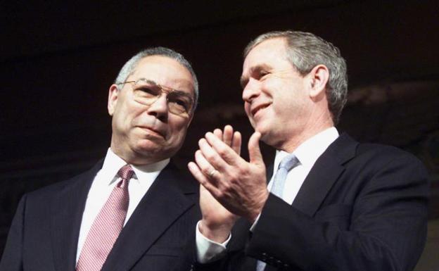 Colin Powell y George W. Bush. 