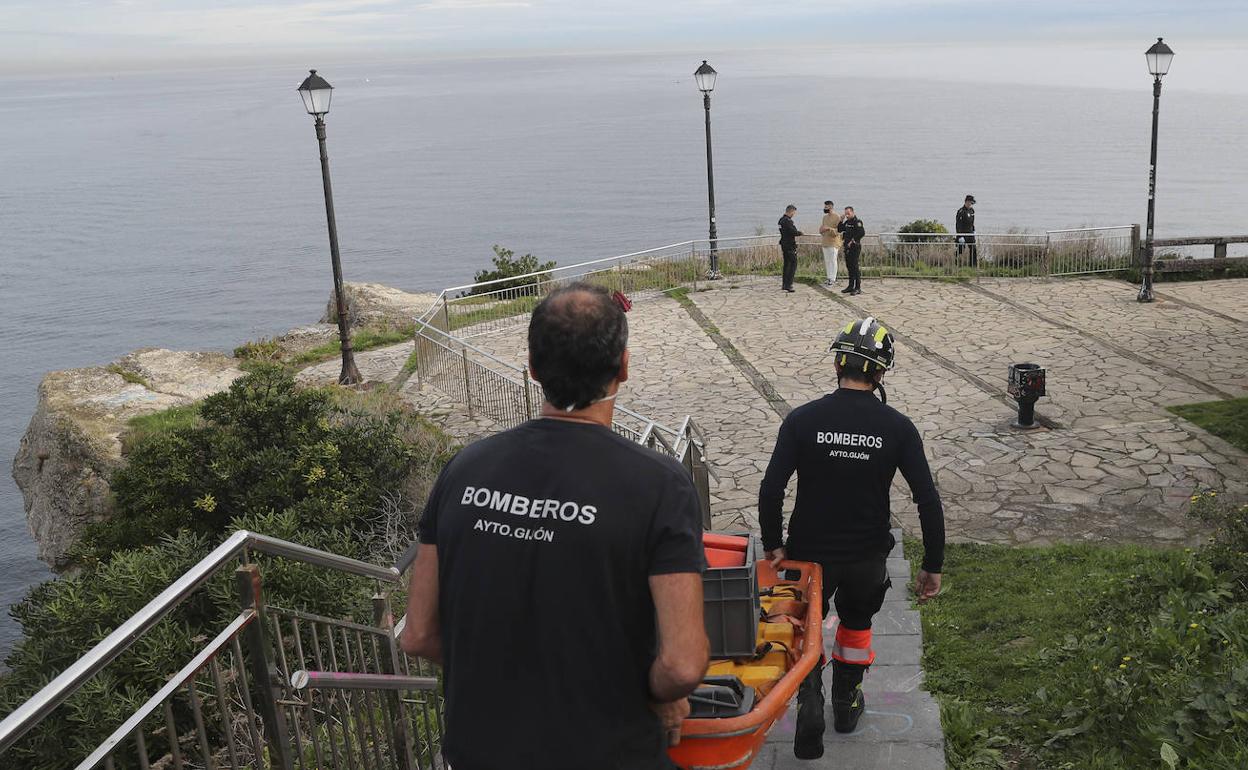 Efectivos de emergencias al llegar con la camilla a la zona en la que se precipitó la menor.