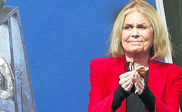 La periodista, escritora y activista Gloria Steinem hace un gesto de agradecimiento a su llegada al Hotel de la Reconquista.