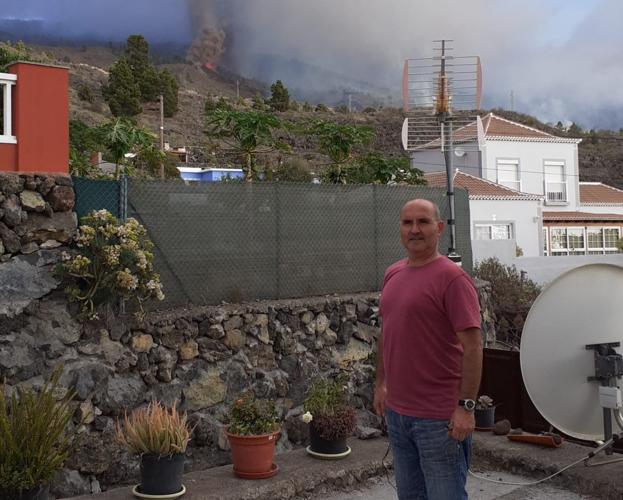 El avilesino Pablo Jiménez, tras la erupción del volcán hace un mes, en la terraza de su casa justo antes de ser evacuado. 