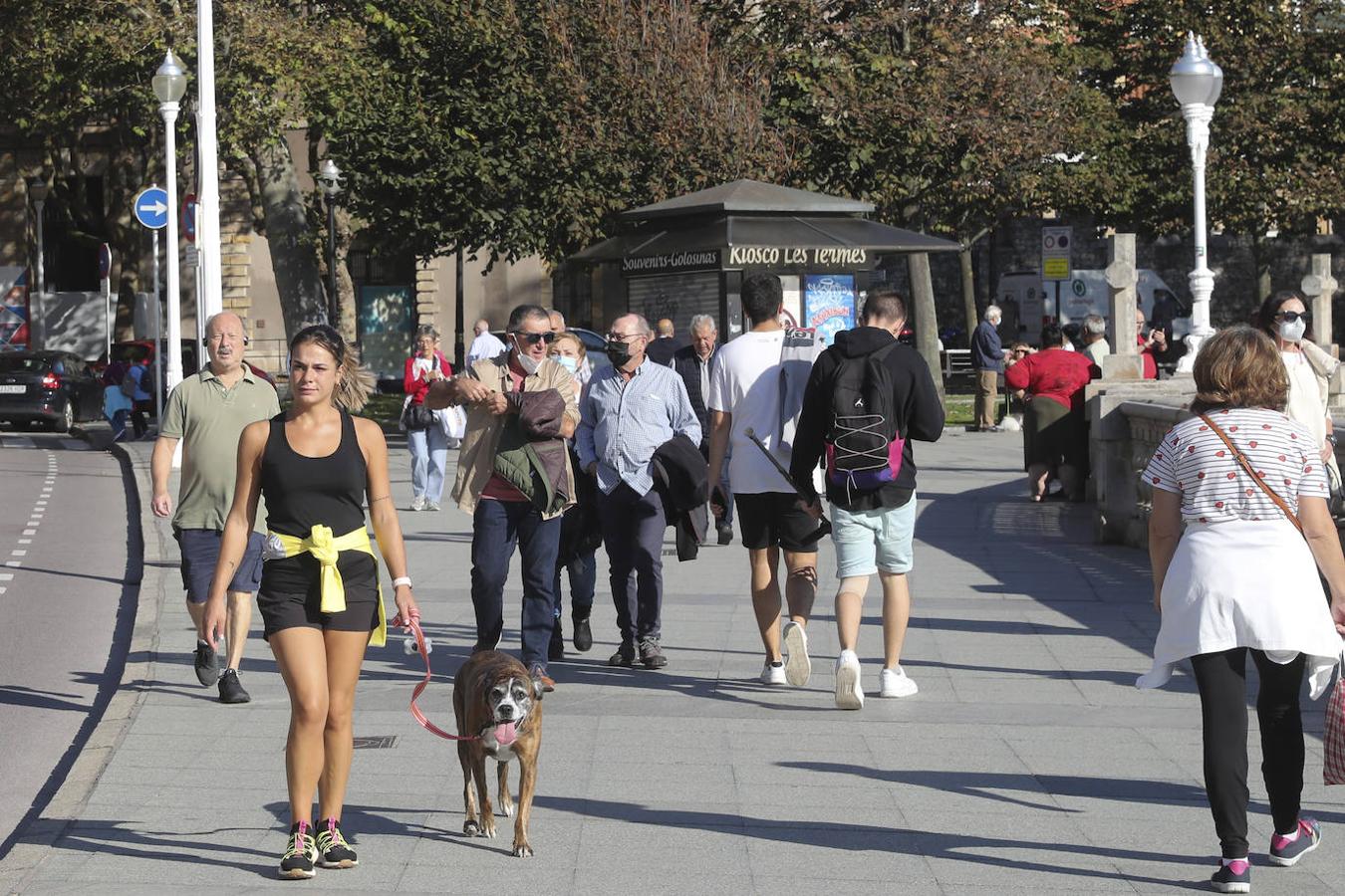 Asturias alcanza los 30 grados en este mes de octubre, en pleno otoño, y los asturianos no dudan en disfrutar de la soleada jornada en las playas y lugares de paseo.