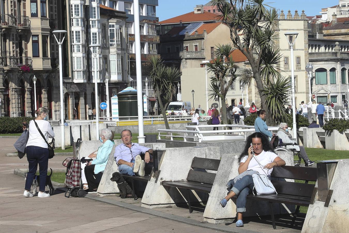 Asturias alcanza los 30 grados en este mes de octubre, en pleno otoño, y los asturianos no dudan en disfrutar de la soleada jornada en las playas y lugares de paseo.