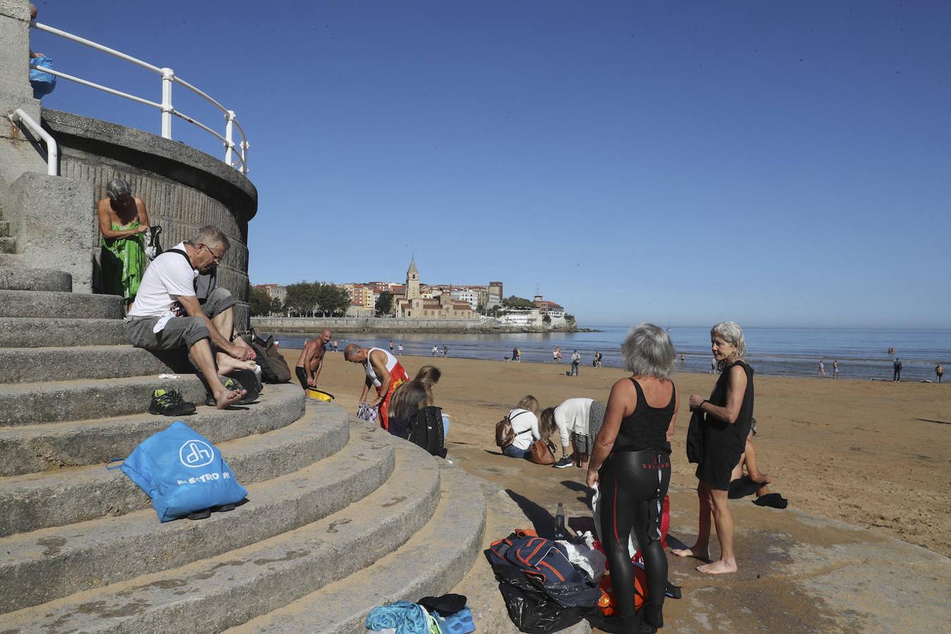 Asturias alcanza los 30 grados en este mes de octubre, en pleno otoño, y los asturianos no dudan en disfrutar de la soleada jornada en las playas y lugares de paseo.