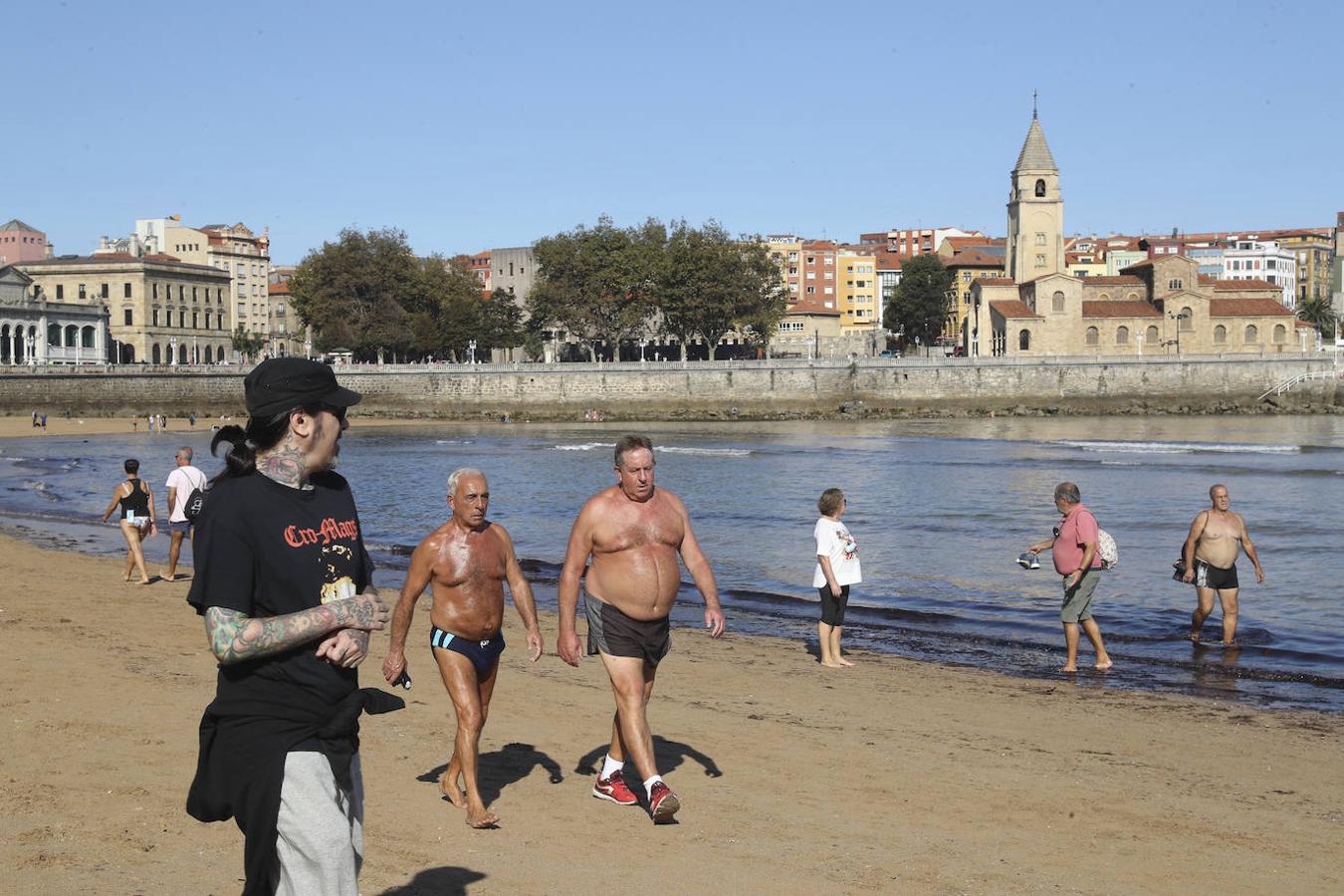 Asturias alcanza los 30 grados en este mes de octubre, en pleno otoño, y los asturianos no dudan en disfrutar de la soleada jornada en las playas y lugares de paseo.