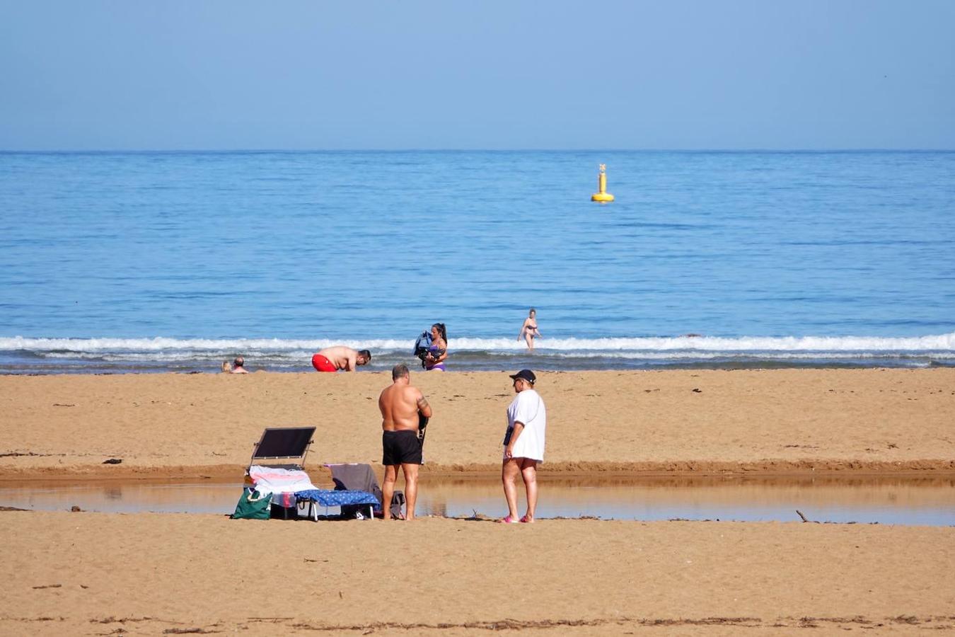 Asturias alcanza los 30 grados en este mes de octubre, en pleno otoño, y los asturianos no dudan en disfrutar de la soleada jornada en las playas y lugares de paseo.