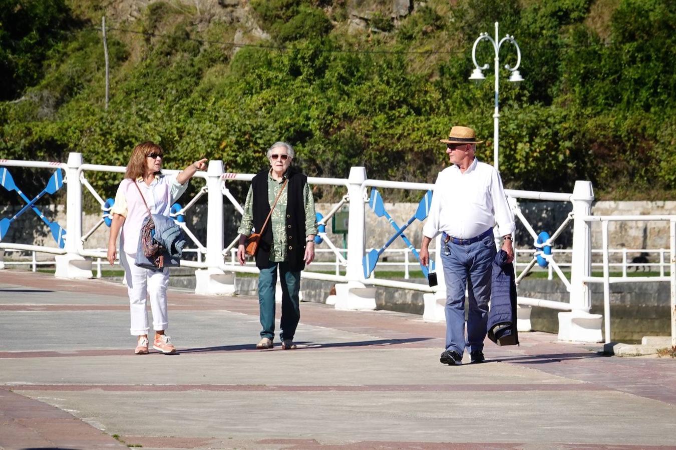 Asturias alcanza los 30 grados en este mes de octubre, en pleno otoño, y los asturianos no dudan en disfrutar de la soleada jornada en las playas y lugares de paseo.