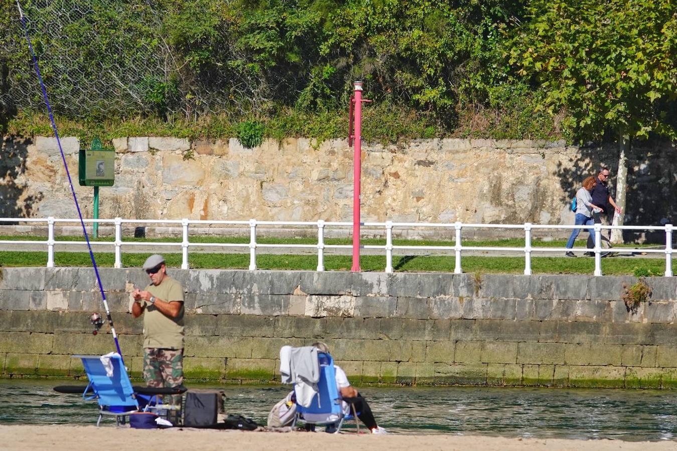 Asturias alcanza los 30 grados en este mes de octubre, en pleno otoño, y los asturianos no dudan en disfrutar de la soleada jornada en las playas y lugares de paseo.