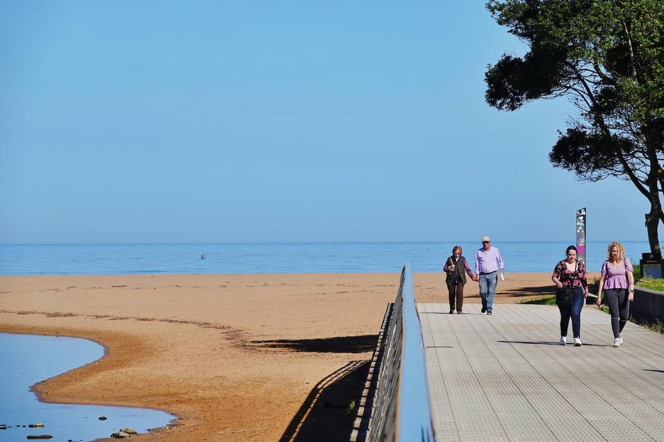 Asturias alcanza los 30 grados en este mes de octubre, en pleno otoño, y los asturianos no dudan en disfrutar de la soleada jornada en las playas y lugares de paseo.