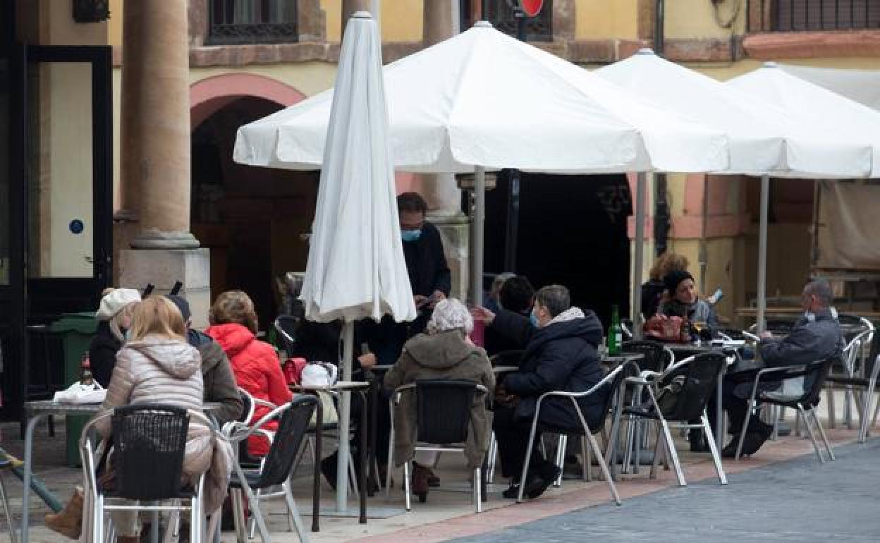 Consumidores en una terraza de Oviedo en una imagen de archivo.