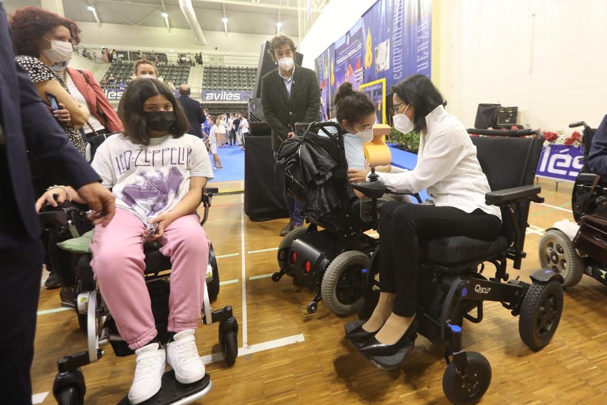 Teresa Perales charla con una de sus admiradoras. 