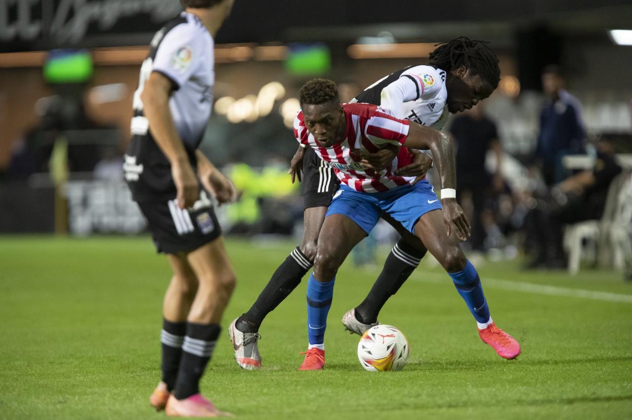 Puma Rodríguez intenta proteger el balón ante la presión del exoviedista Boateng.