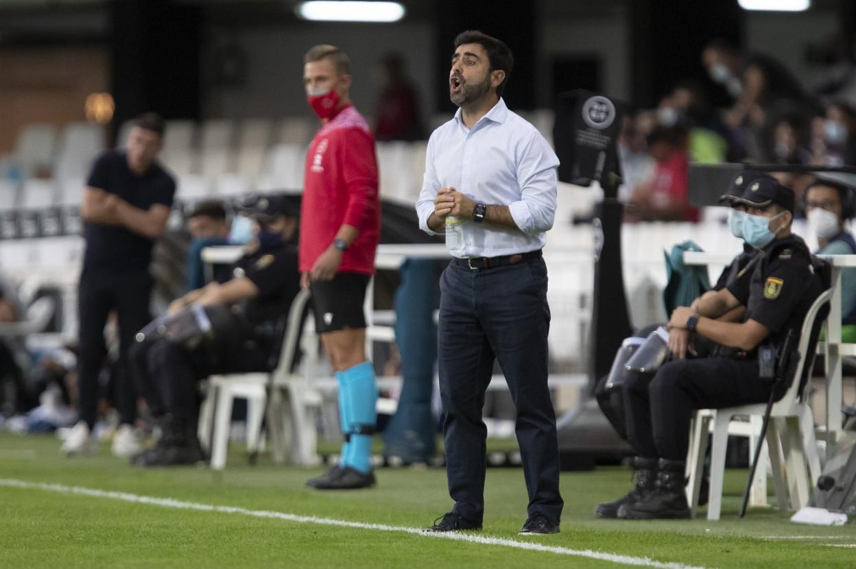 David Gallego se desgañita para dar instrucciones a sus jugadores. 