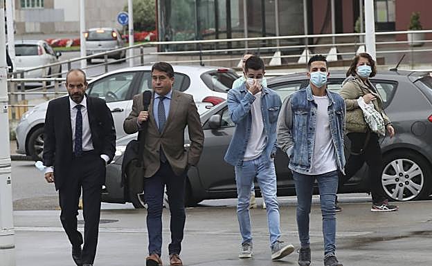 Dos de los acusados, a su llegada al juzgado 