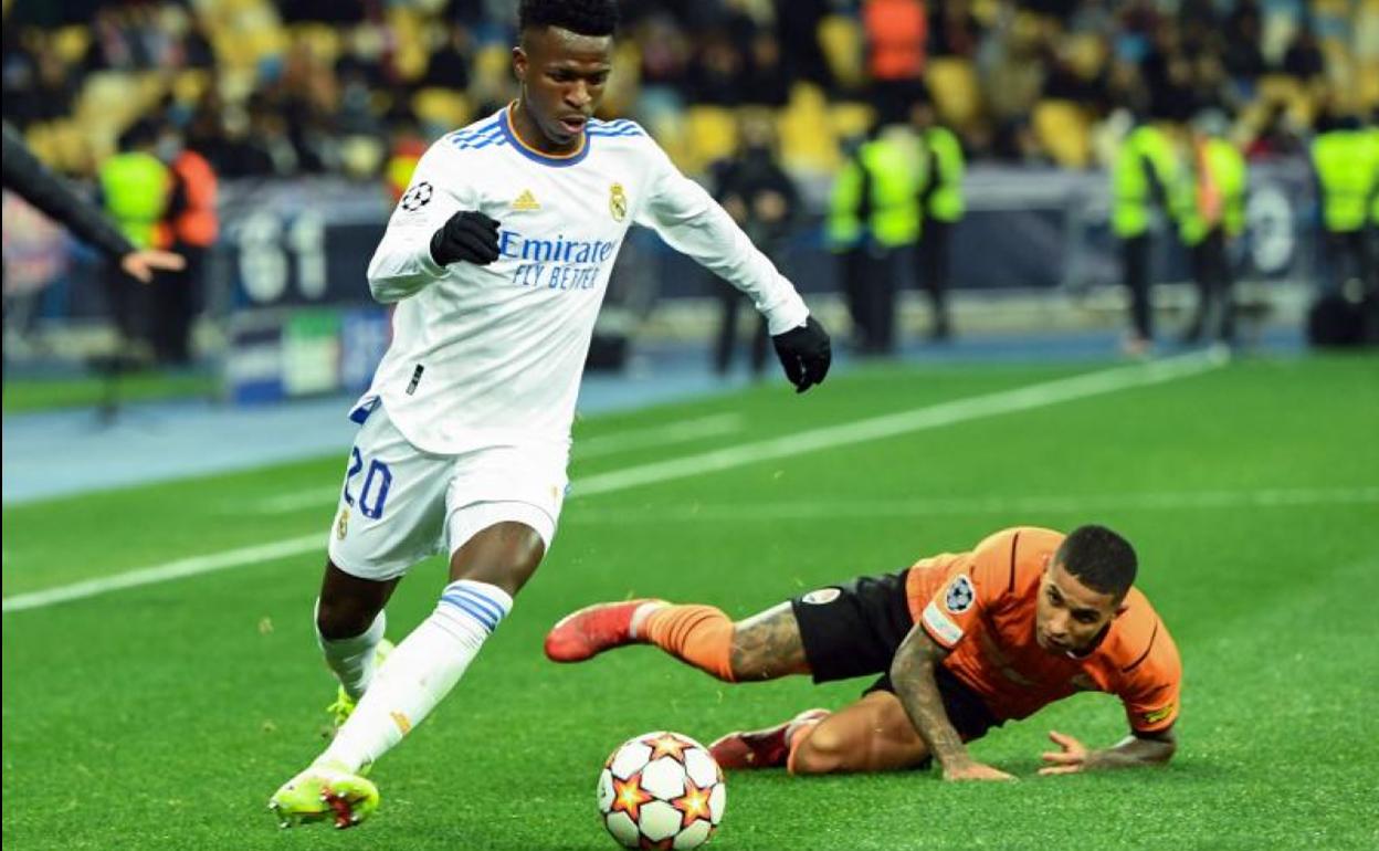 Vinicius supera a un jugador del Shakhtar durante su exhibición en Kiev. 