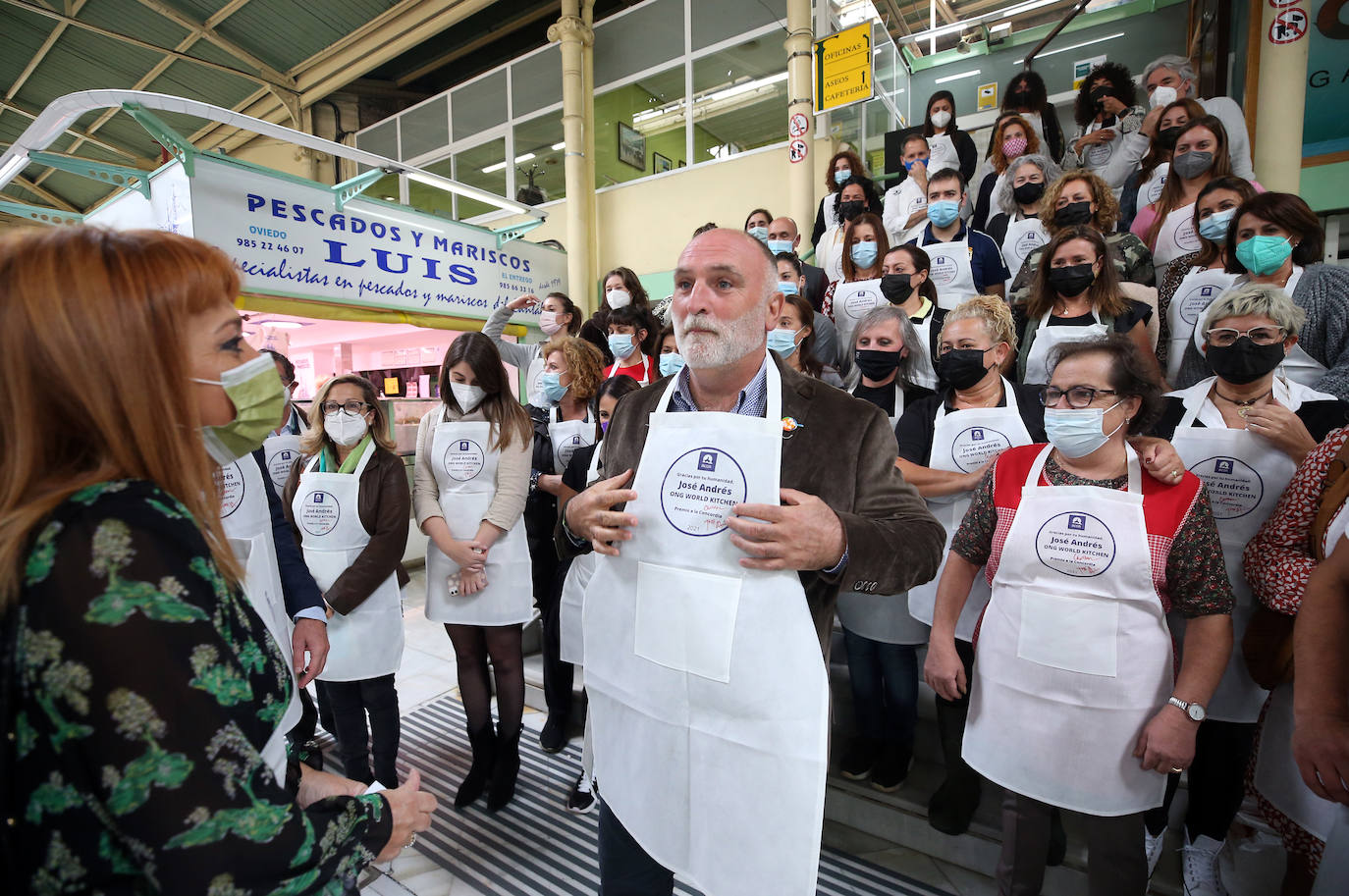 Los comerciantes del Oviedo Antiguo donan cien mandiles firmados por José Andrés a la Cocina Económica. Cada uno de ellos será repartido entre los voluntarios de las instalaciones de la calle San Vicente.