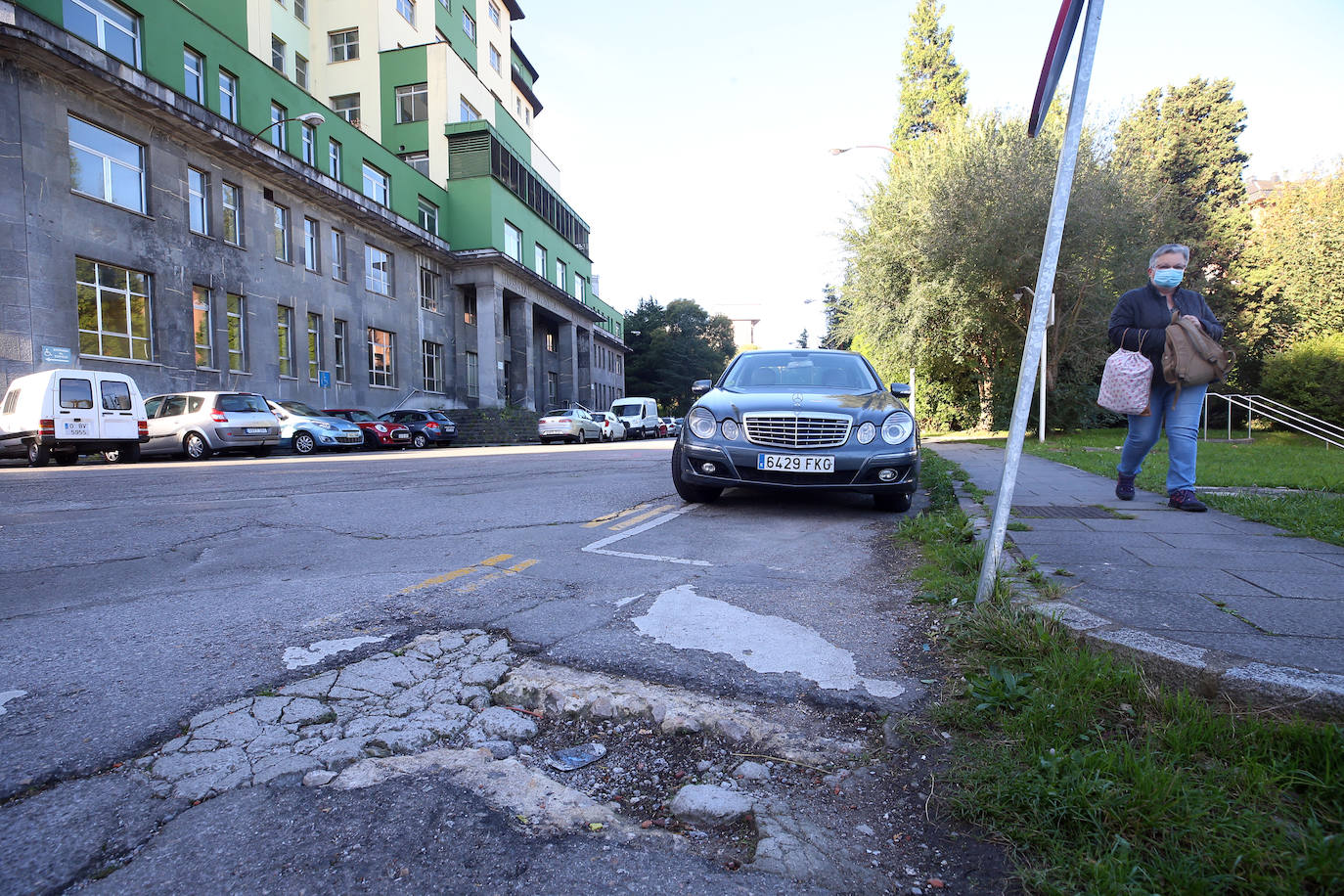 El viejo Hospitla Universitario Central de Asturias (Huca) luce lleno de desperfectos, pese a haber sido limpiado