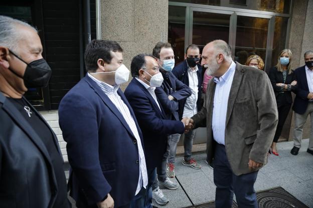 Pedro Morán, flanqueado por su hijo Marcos y Nacho Manzano, saluda a José Andrés, que fue recibido por autoridades y otros cocineros en el acto de la Fundación en Mieres. 