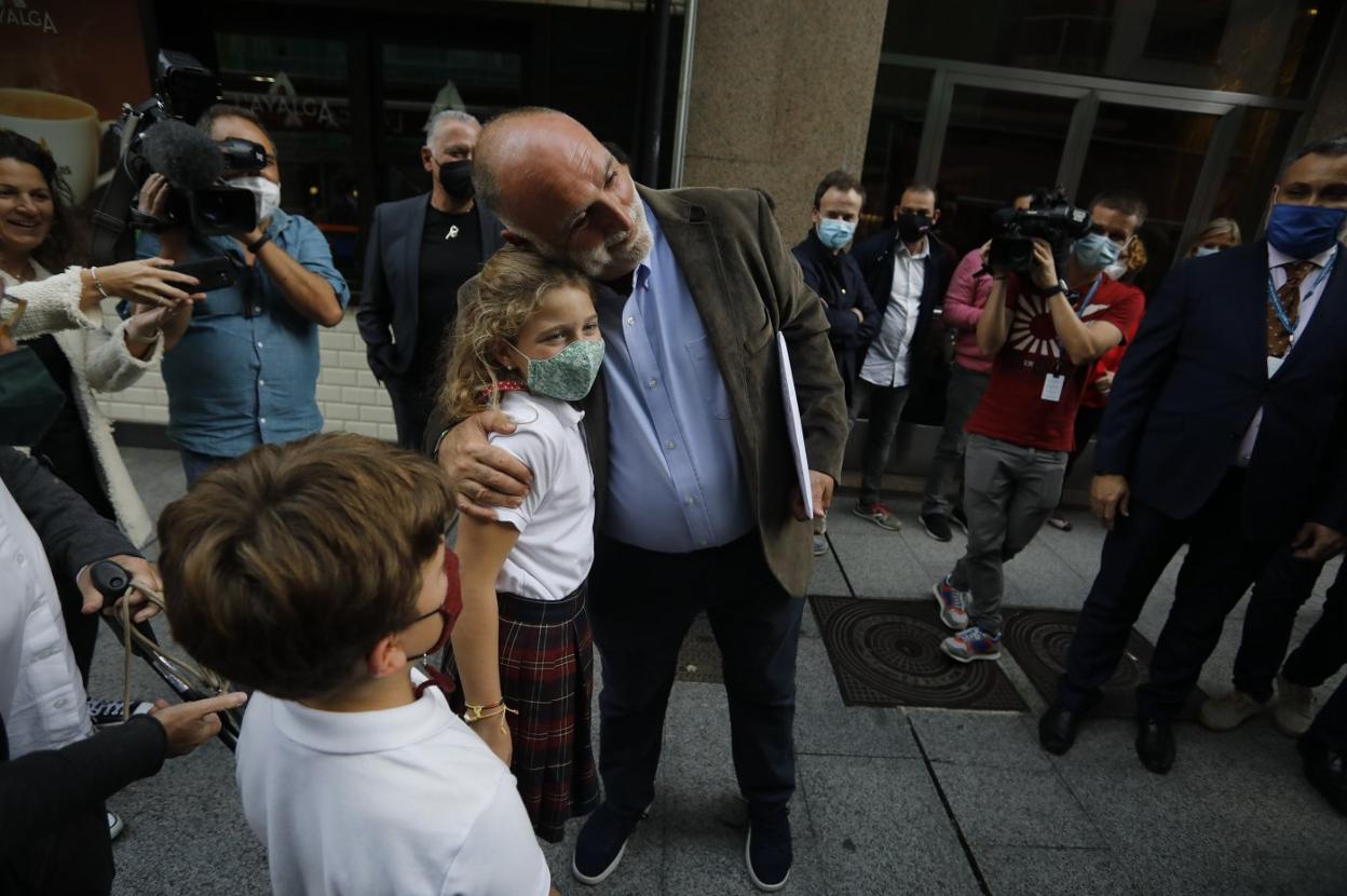 José Andrés, con los niños Alicia y Marcos Galán. 