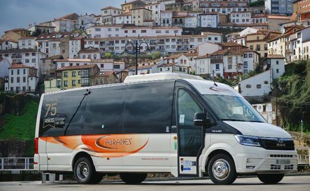 Autocares Cabranes acaba de incorporar el primer microbús Euro 6D de España. / XUAN CUETO