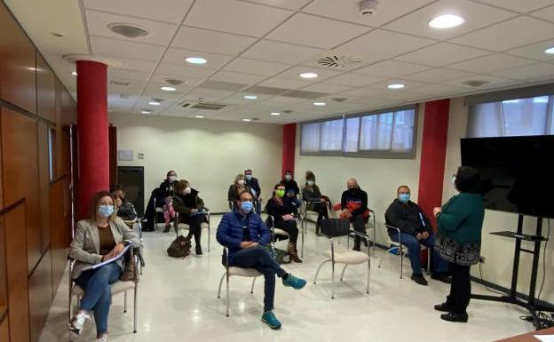 Varios asistentes a un taller del que forma parte el Programa de Acompañamiento de Fade. / E.C.