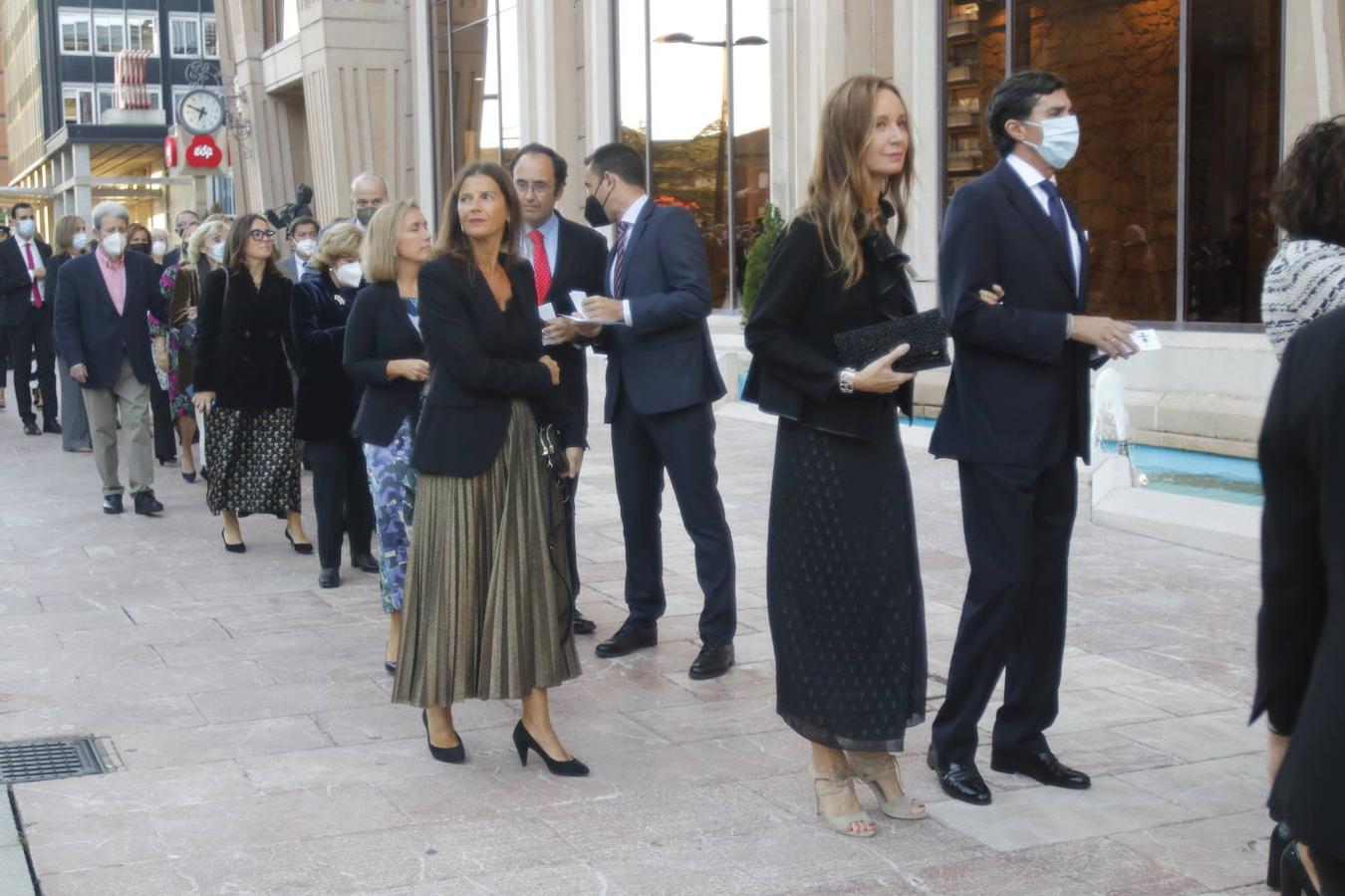 Los Reyes asistieron al concierto homenaje al maestro Rodrigo junto a la Princesa Leonor y la infanta Sofía. A la entrada al Auditorio, entre vivas y aplausos, les esperaban decenas de personas con banderas de España y Asturias, que fueron testigos de la entrada de la familia real al Auditorio y de todos los invitados al concierto.