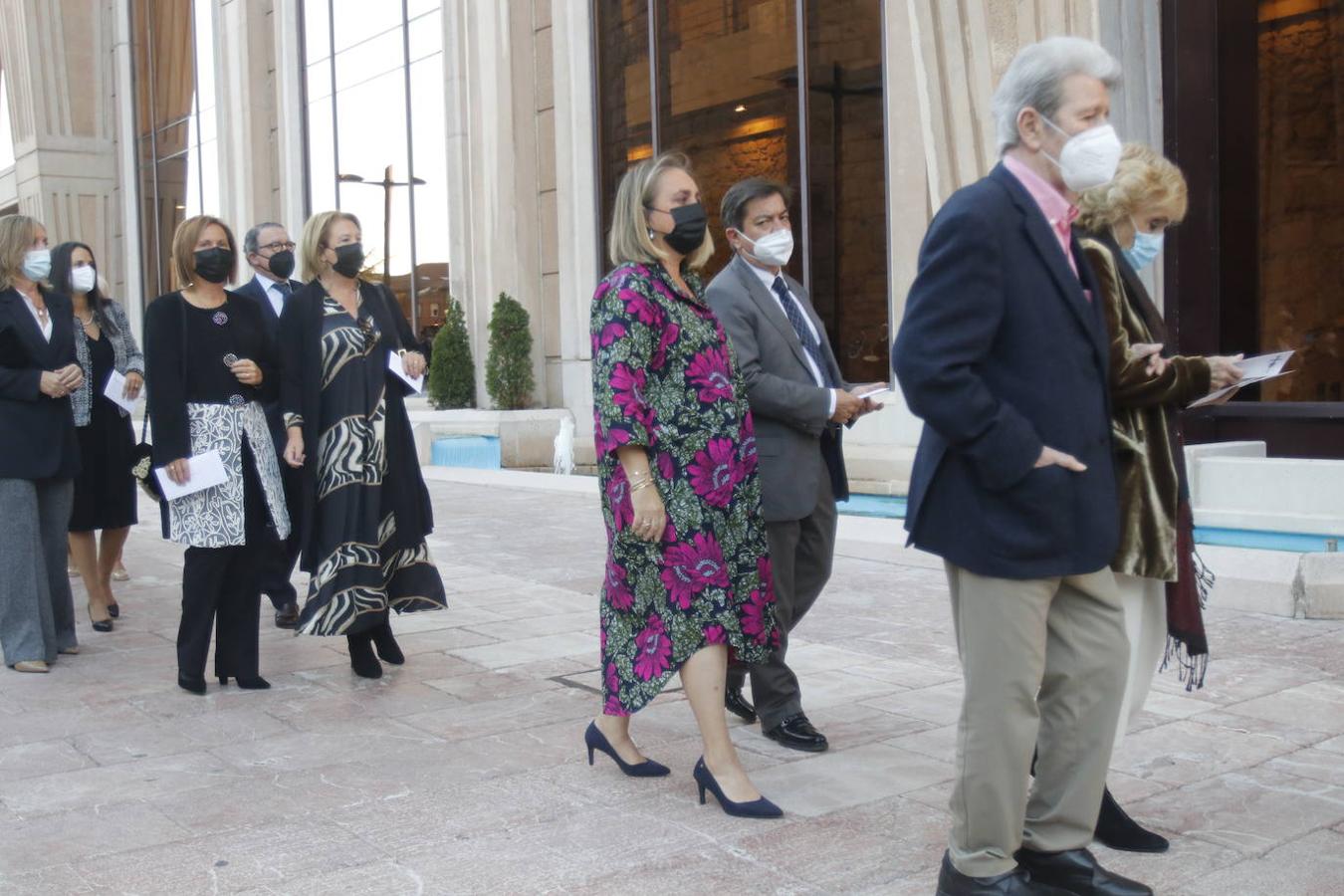 Los Reyes asistieron al concierto homenaje al maestro Rodrigo junto a la Princesa Leonor y la infanta Sofía. A la entrada al Auditorio, entre vivas y aplausos, les esperaban decenas de personas con banderas de España y Asturias, que fueron testigos de la entrada de la familia real al Auditorio y de todos los invitados al concierto.