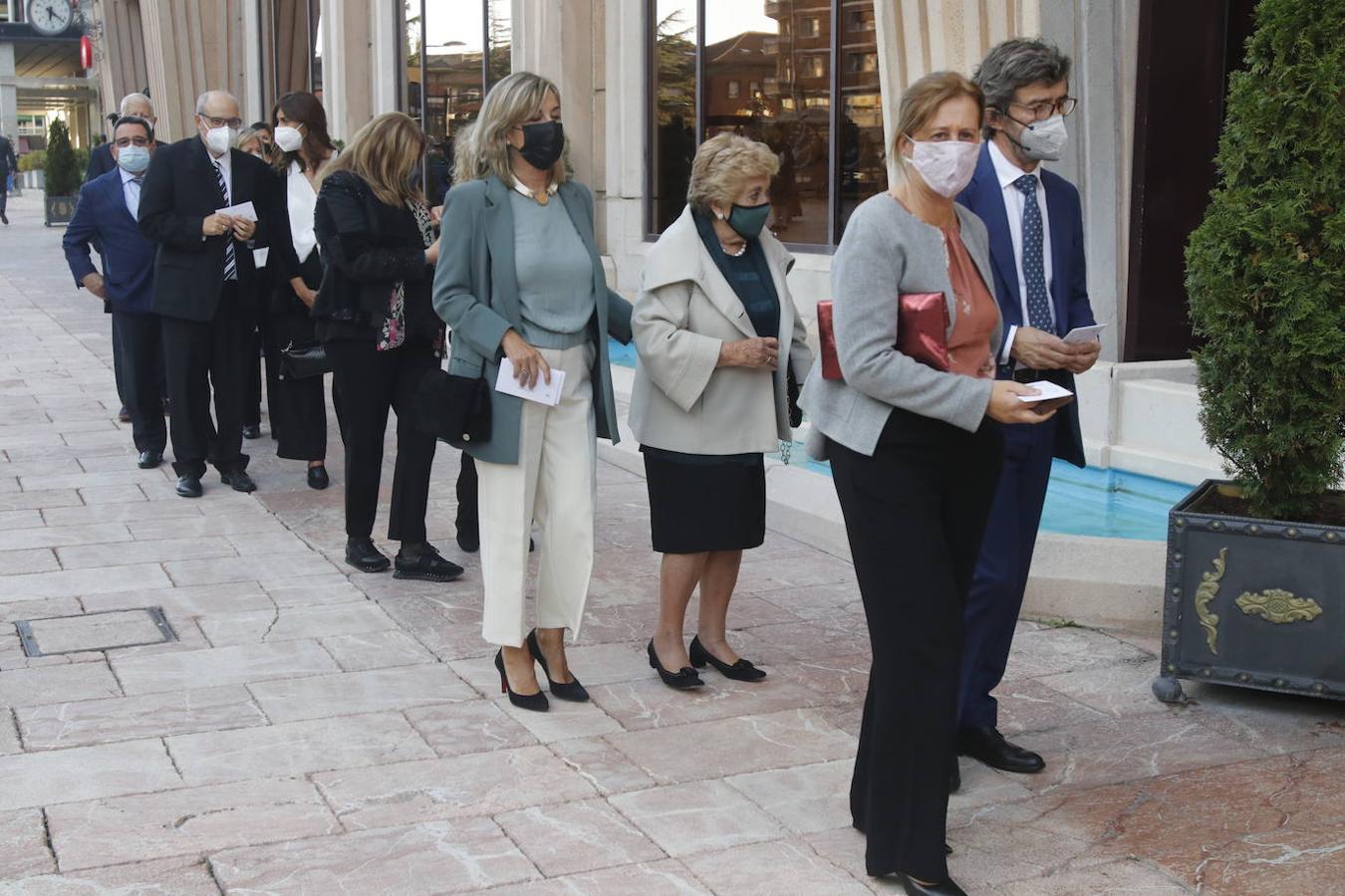 Los Reyes asistieron al concierto homenaje al maestro Rodrigo junto a la Princesa Leonor y la infanta Sofía. A la entrada al Auditorio, entre vivas y aplausos, les esperaban decenas de personas con banderas de España y Asturias, que fueron testigos de la entrada de la familia real al Auditorio y de todos los invitados al concierto.